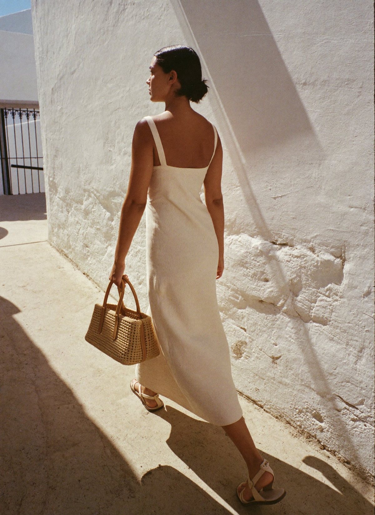 LE CALLOR — 白壁の路地を歩く女性